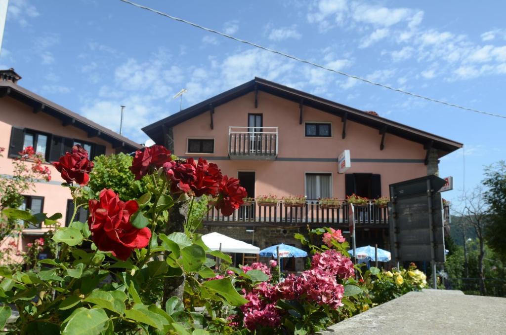 Albergo Ristorante Da Piercarlo Brallo Di Pregola Exterior photo